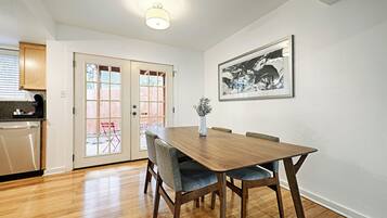 Superior resortwoning, terras | Dineren op de kamer