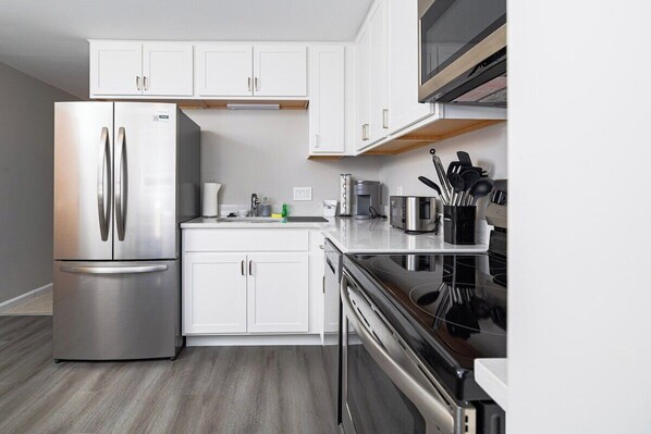 Réfrigérateur, four à micro-ondes, un four, surface de cuisson