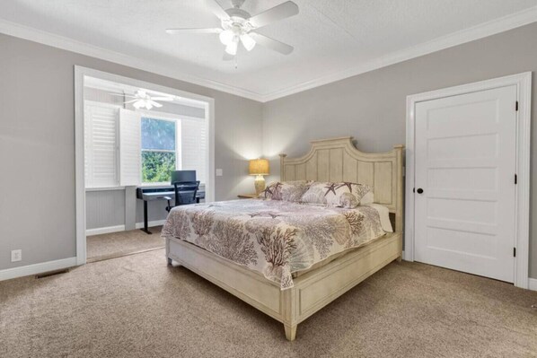 書桌、熨斗/熨衫板、Wi-Fi、床單