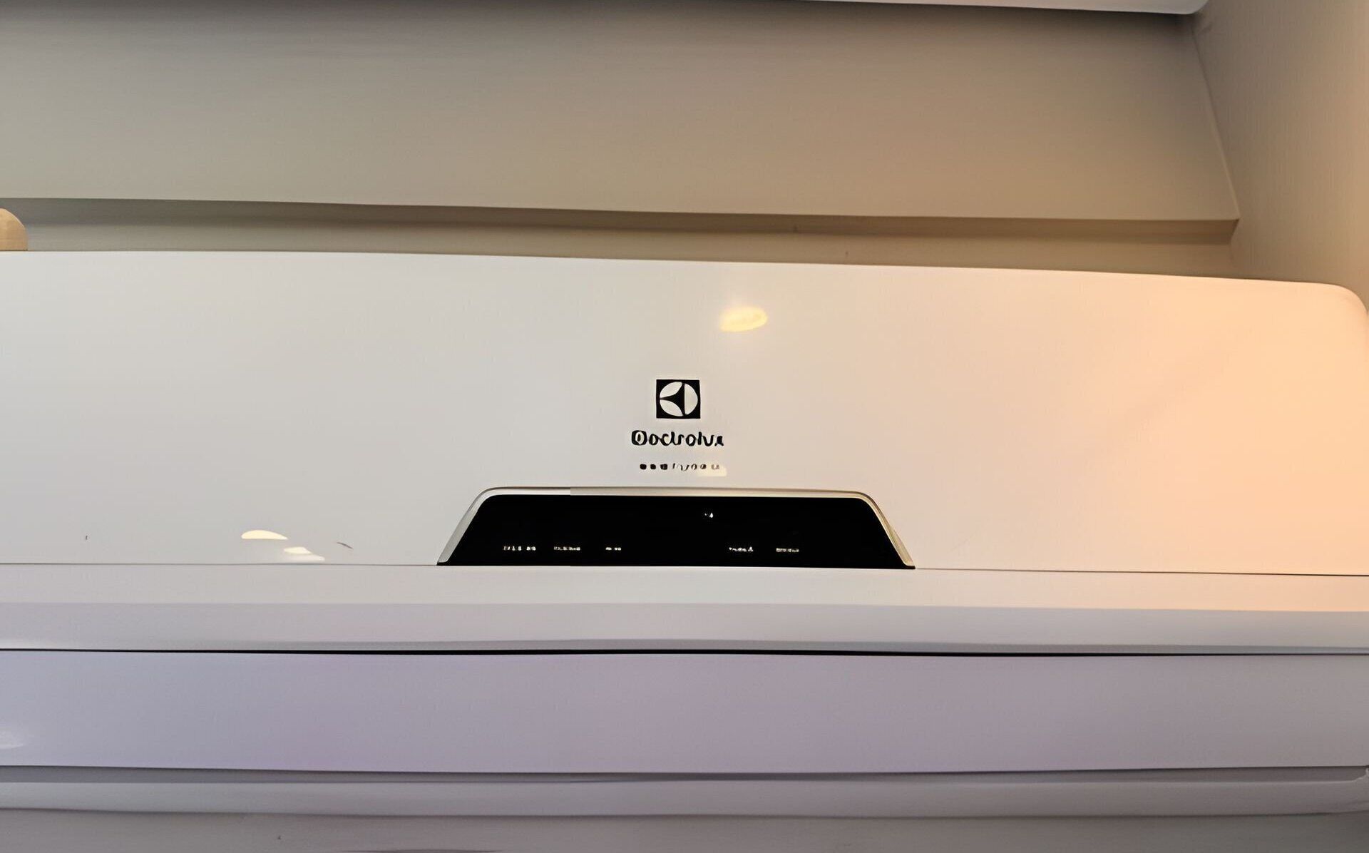Un appareil de climatisation blanc, sur lequel on peut voir le nom de la marque « Oodles » sur le dessus.