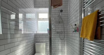 Sheffield's 3BR Retreat