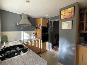 独立别墅 | 私人厨房 | 冰箱、微波炉、烤箱、炉灶