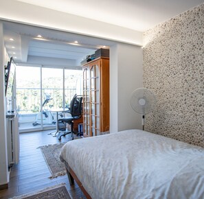 3 habitaciones, tabla de planchar con plancha, wifi y ropa de cama