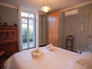 4 bedrooms, iron/ironing board, travel cot, WiFi