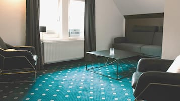 Suite, Hill View | Living area