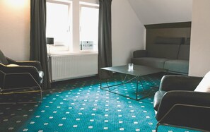 Suite, Hill View | Living area