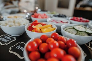 Variedad de cuencos con fruta sobre una mesa, con etiquetas.