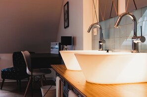 Fer et planche à repasser, Wi-Fi gratuit, draps fournis