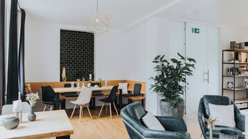 Sarapan prasmanan setiap hari (EUR 13.40 per orang)