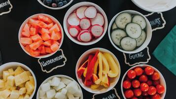 Tägliches Frühstücksbuffet (13.40 EUR pro Person)