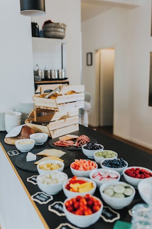 Café da manhã com buffet todos os dias (EUR 13.40 por pessoa)