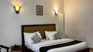 Premium Double Room, Garden View | Egyptian cotton sheets, premium bedding, down duvets, desk
