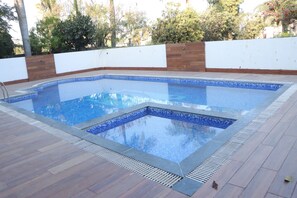 Piscina externa, guarda-sóis