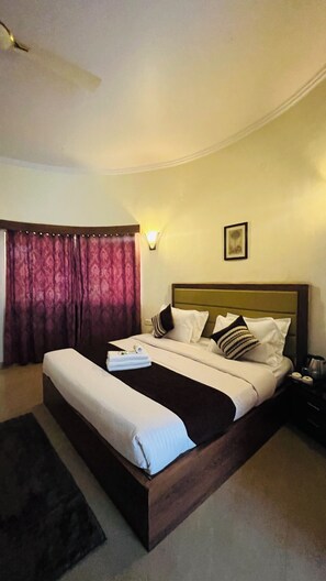 Premium Double Room, Garden View | Egyptian cotton sheets, premium bedding, down duvets, desk - Silver Oak Country Yard Hotel & Resort (Abu Road)