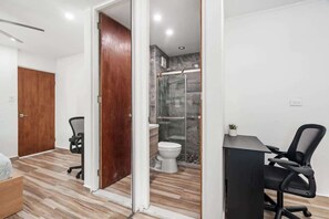 Dusj, hårføner, håndklær og såpe