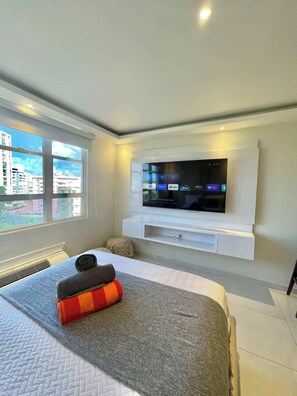 Een strijkplank/strijkijzer, wifi, beddengoed