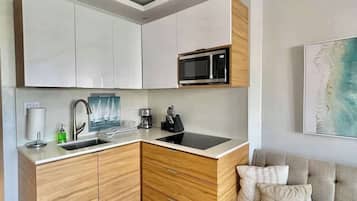 Cafetera y tetera, refrigerador, microondas y parrilla de estufa