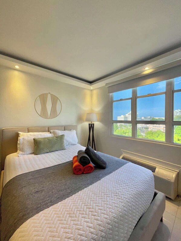 Tabla de planchar con plancha, wifi y ropa de cama