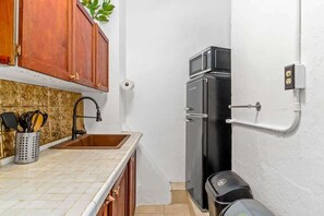 Kühlschrank, Mikrowelle, Wasserkocher mit Kaffee-/Teezubehör