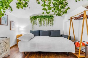 Iron/ironing board, WiFi, bed sheets