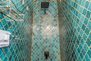 Douche, sèche-cheveux