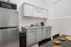 Réfrigérateur, micro-ondes, plaque de cuisson, cafetière/bouilloire