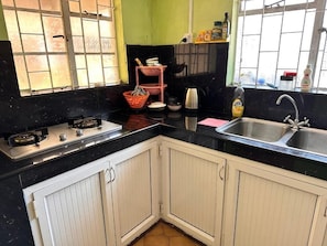 Cookware/dishes/utensils, spices, lobster pot