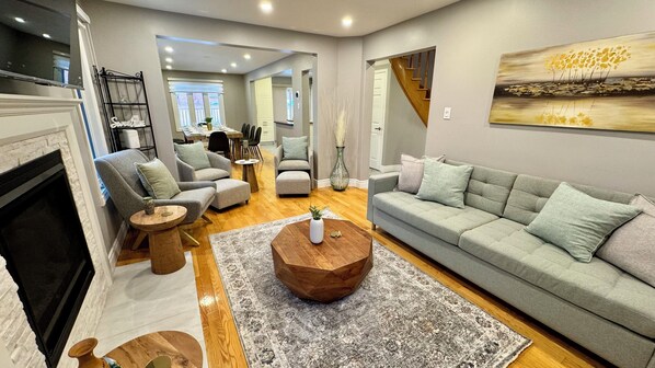 Smart TV, fireplace - Luxury Modern Retreat: w/ Sauna & Modern Amenities (Mississauga)