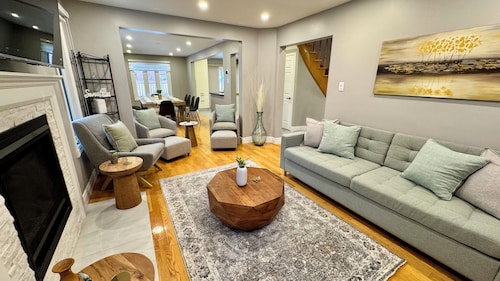 Luxury Modern Retreat: w/ Sauna & Modern Amenities