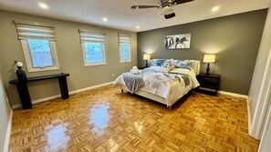 4 bedrooms, desk, iron/ironing board, free WiFi - Luxury Modern Retreat: w/ Sauna & Modern Amenities (Mississauga)