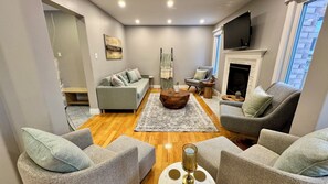 Smart TV, fireplace - Luxury Modern Retreat: w/ Sauna & Modern Amenities (Mississauga)