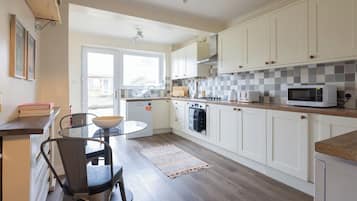 House | Private kitchen | Fridge, microwave, oven, stovetop