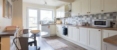 ハウス | 専用キッチン | 冷蔵庫、電子レンジ、オーブン、コンロ