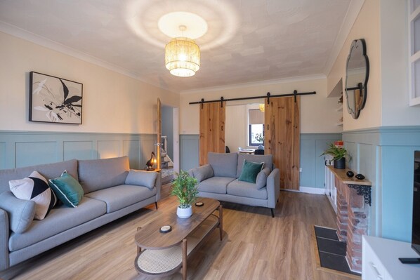 House | Living area | TV - 3br-garden-freeparking-neartowncentre (Ipswich)