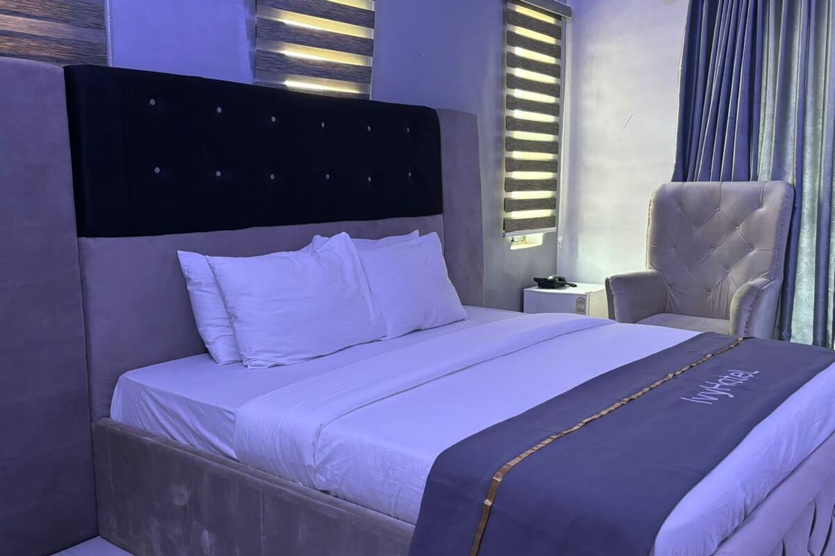 Ropa de cama de alta calidad, escritorio, wifi gratis y ropa de cama