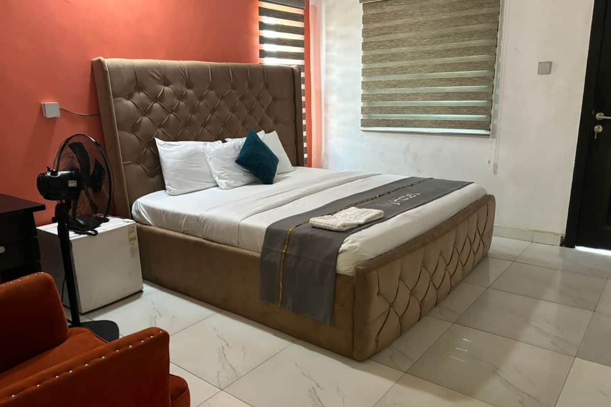 Ropa de cama de alta calidad, escritorio, wifi gratis y ropa de cama