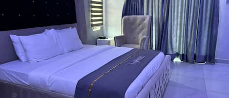 Ropa de cama de alta calidad, escritorio, wifi gratis y ropa de cama