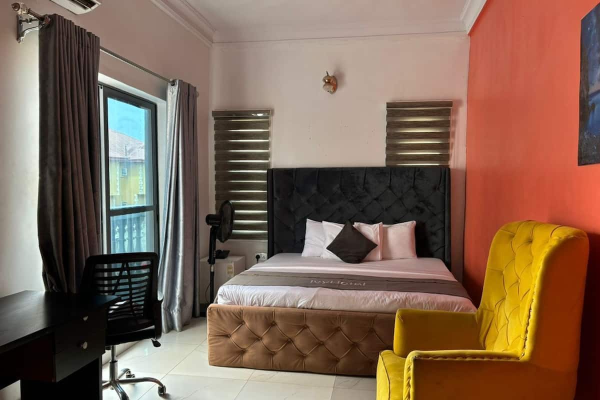 Ropa de cama de alta calidad, escritorio, wifi gratis y ropa de cama
