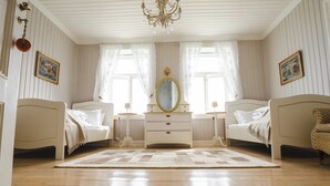 Classic Double Room, 2 Single Beds, Non Smoking, Lake View - Sakrisøy Gjestegård-Solbakken anno 1880 (Nordland)