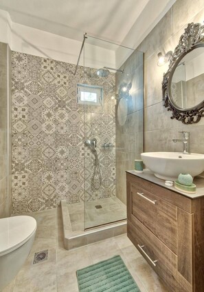 Classic-Apartment, 1 Schlafzimmer, Stadtblick | Badezimmer | Dusche, kostenlose Toilettenartikel, Haartrockner, Handtücher