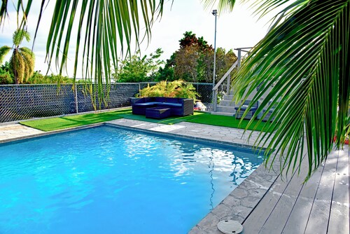 Luxurious 2-Bed Beachfront Suite - Private West Wing - Black River Landing Strip
