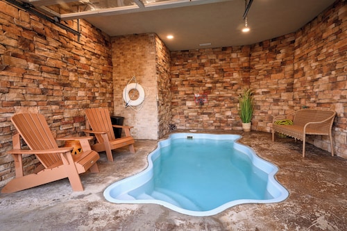 Cozy 2-bedroom cabin in charming Pigeon Forge with Indoor Heated Pool & Hot Tub