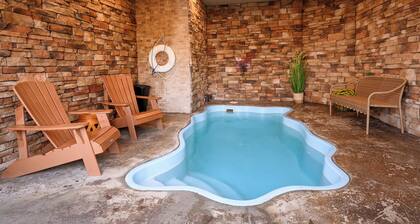 Cozy 2-bedroom cabin in charming Pigeon Forge with Indoor Heated Pool & Hot Tub