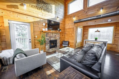 Cozy 2-bedroom cabin in charming Pigeon Forge with Indoor Heated Pool & Hot Tub