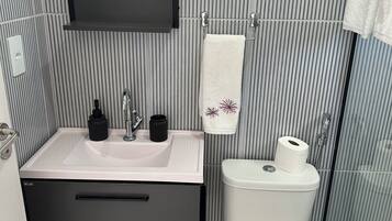 Regadera, toallas, papel de baño