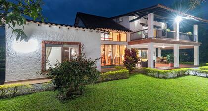 Country house-Chalet in El Caimo, Armenia with private pool and BBQ