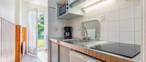 Kühlschrank, Mikrowelle, Kochgeschirr/Geschirr/Besteck