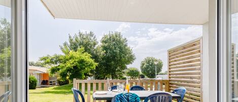 屋外ダイニングエリア