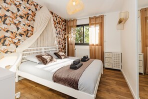 4 bedrooms, iron/ironing board, free WiFi, bed sheets