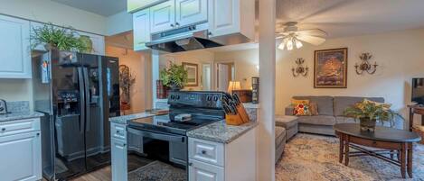 Kjøleskap, mikrobølgeovn, ovn og kokeplater